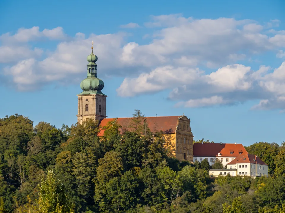 Die Wallfahrtskirche Maria Hilf mit grünem Zwiebelturm auf dem bewaldeten Mariahilfberg über Amberg