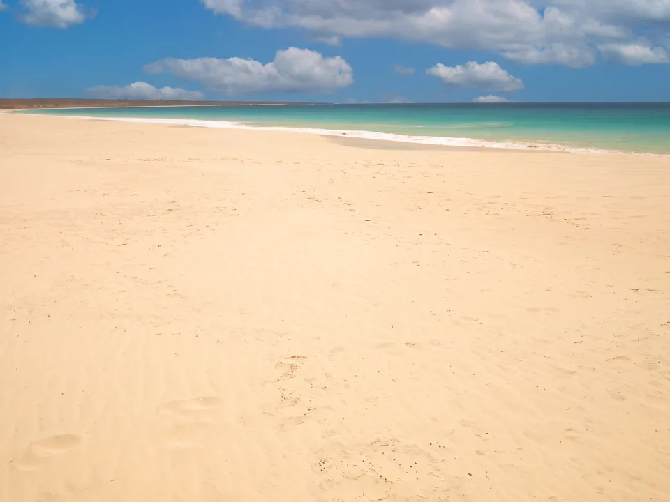 Der weite, menschenleere Sandstrand Praia de Santa Mónica auf Boa Vista mit türkisfarbenem Wasser