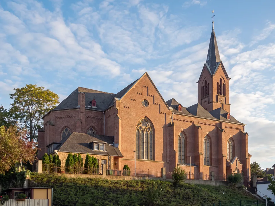 Die neugotische Backsteinkirche St. Servatius in Bornheim mit spitzem Turm am Hang