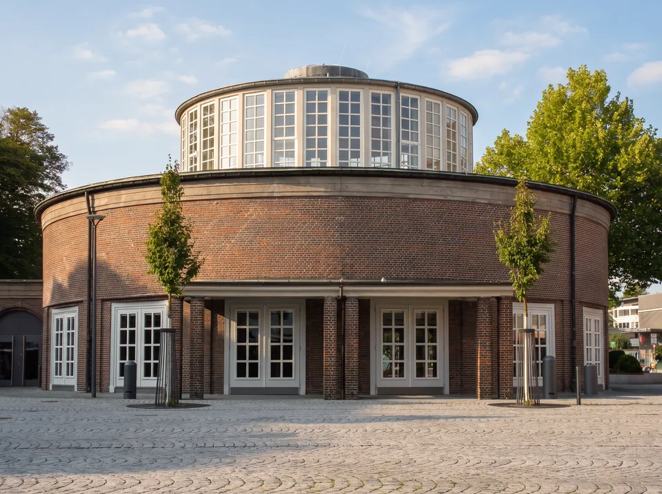 Runde Markthalle aus Backstein mit verglastem Oberlichtkranz am Marktplatz in Delmenhorst