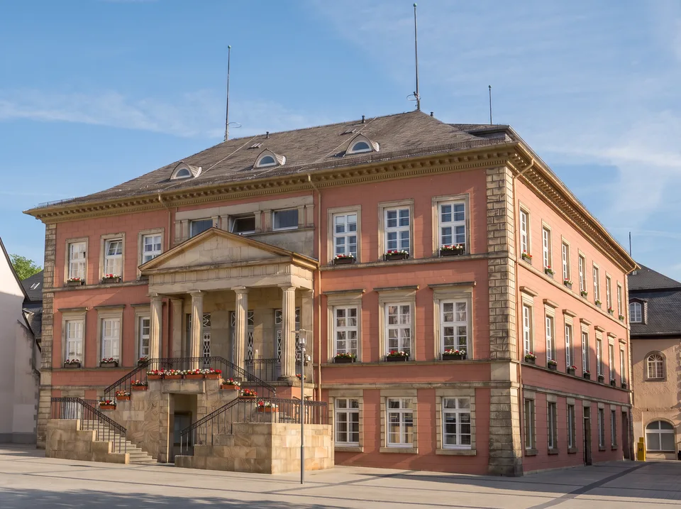 Das klassizistische Rathaus am Detmolder Marktplatz mit rotem Putz, Säulenportikus und doppelläufiger Freitreppe aus Sandstein