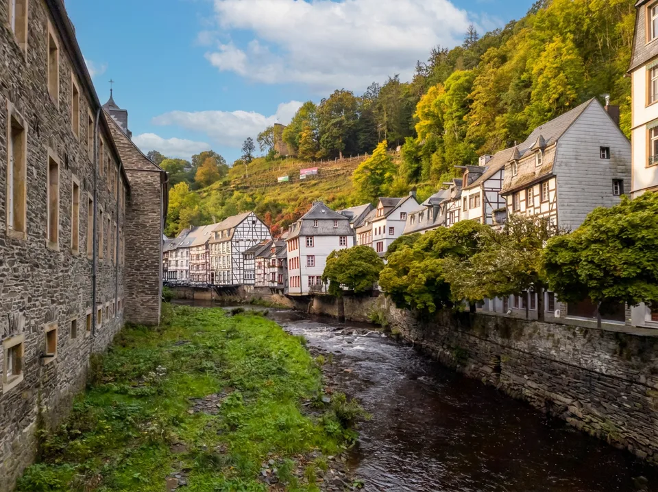 Fachwerk- und Schieferhäuser entlang der Rur in der Altstadt von Monschau