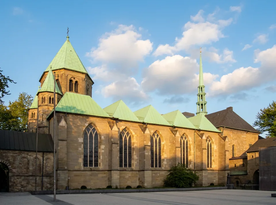Essener Münster mit grünen Kupferdächern und Westwerk bei blauem Himmel