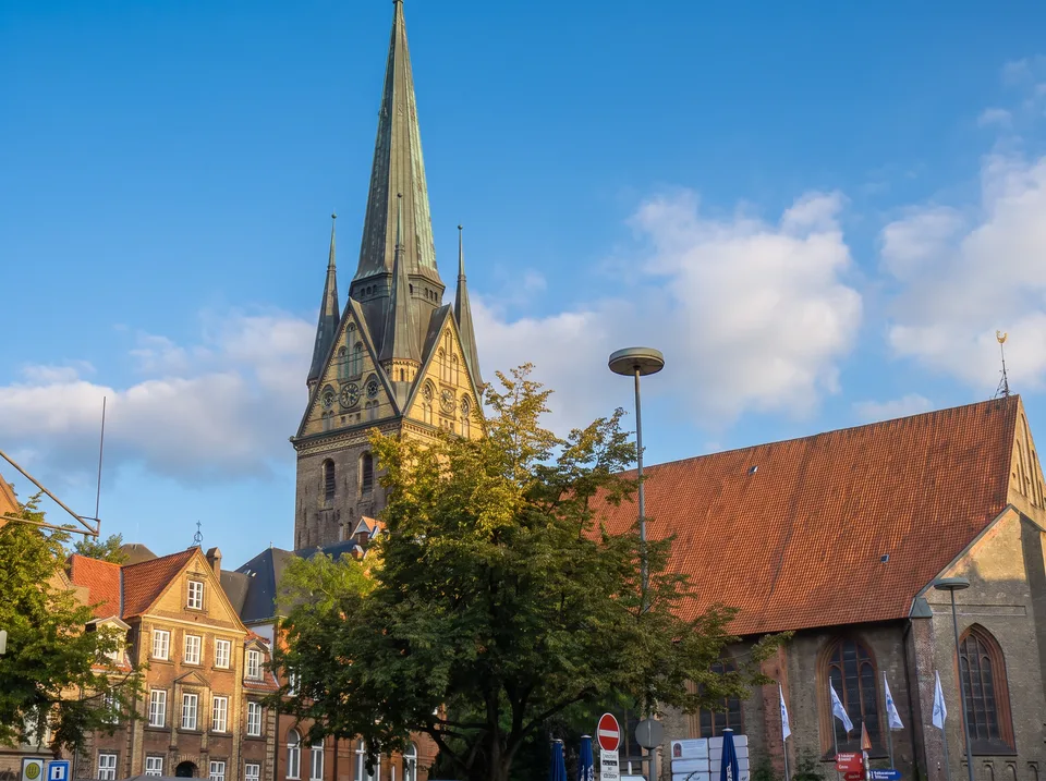 St.-Nikolai-Kirche in Flensburg mit grünem Turmhelm und rotem Ziegeldach am Südermarkt