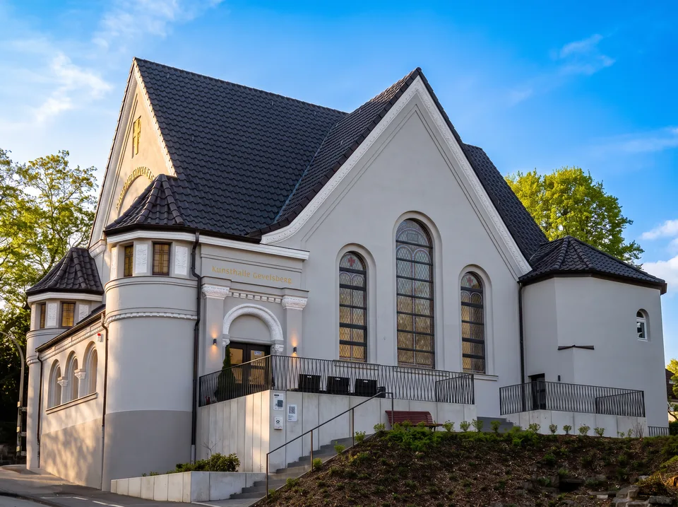Die Kunsthalle Gevelsberg in der ehemaligen Friedenskapelle mit steilen Dächern, großen Rundbogenfenstern und rundem Eckturm