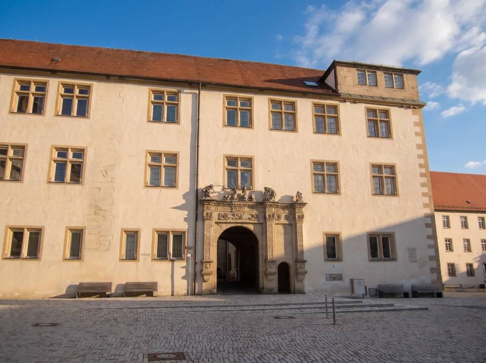 Schloss Göppingen mit heller Fassade und reich verziertem Renaissanceportal am Schlossplatz