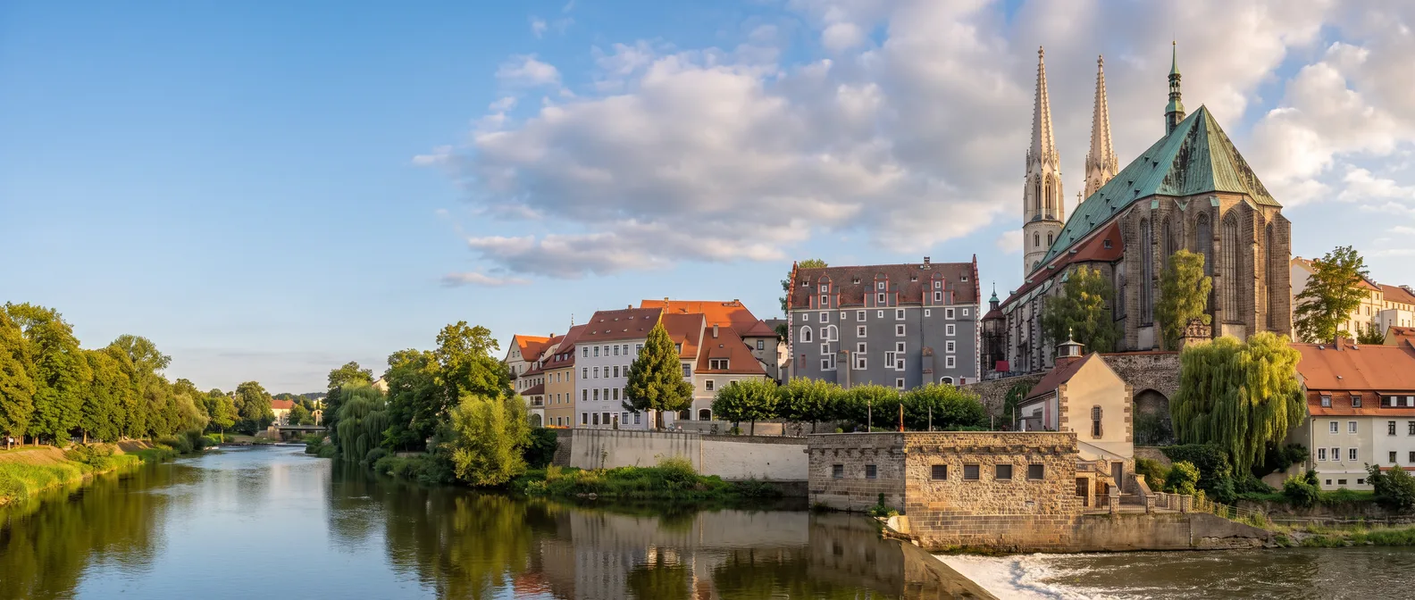 Die Peterskirche mit grünem Kupferdach und Doppelturm über der Görlitzer Altstadt an der Neiße im Abendlicht