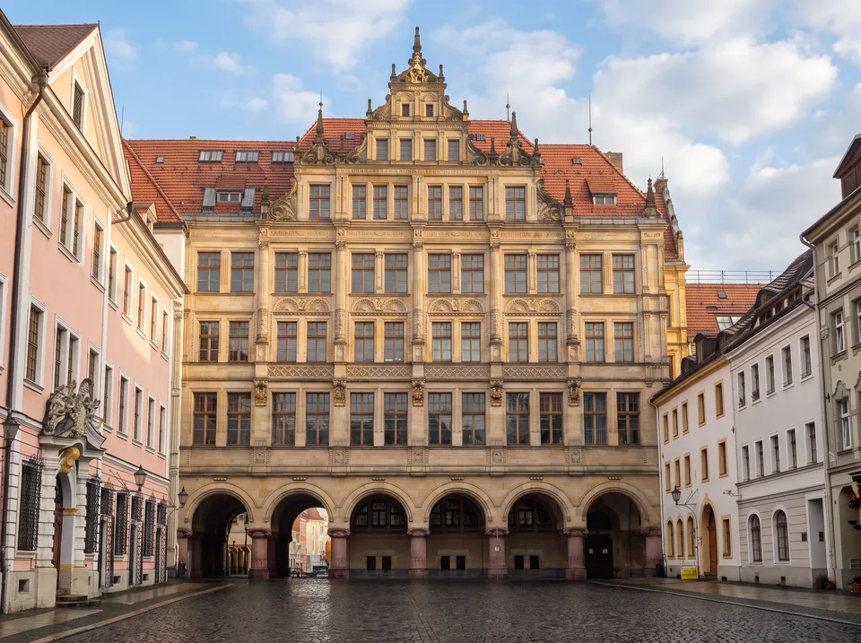 Das Neue Rathaus am Görlitzer Untermarkt mit reich verzierter Neorenaissance-Fassade und Arkaden