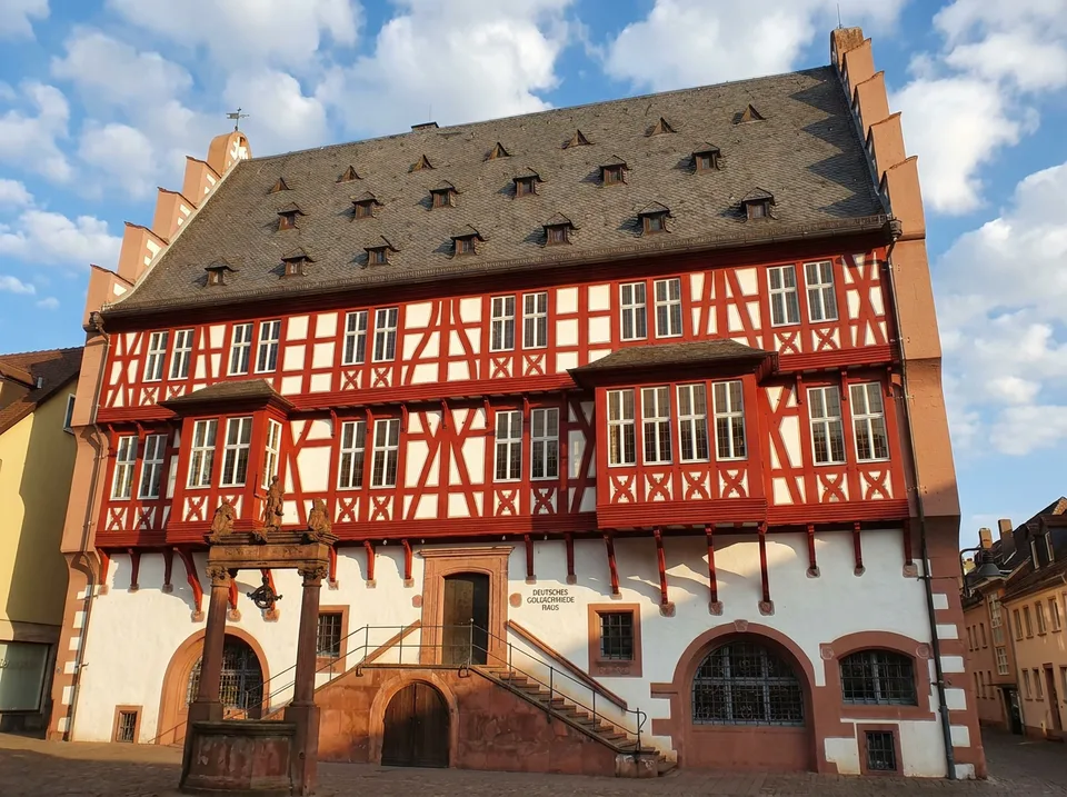Das Deutsche Goldschmiedehaus mit rotem Fachwerk, Staffelgiebel und Freitreppe in der Hanauer Altstadt