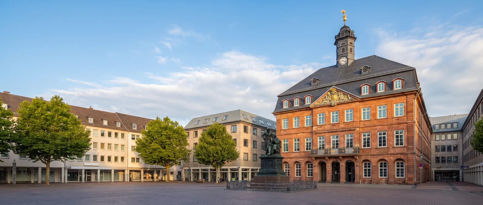 Das Neustädter Rathaus aus rotem Sandstein mit dem Brüder-Grimm-Nationaldenkmal auf dem Marktplatz in Hanau
