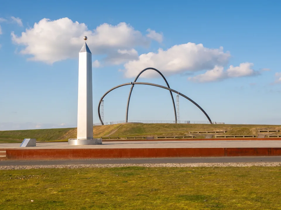 Edelstahl-Obelisk der Sonnenuhr und die Stahlbögen des Horizontobservatoriums auf der Halde Hoheward