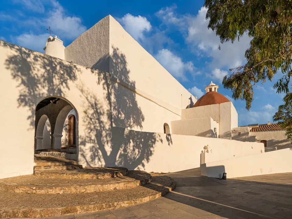 Weiß gekalkte Wehrkirche auf dem Puig de Missa in Santa Eulària des Riu mit Bogenvorhalle und Kuppel