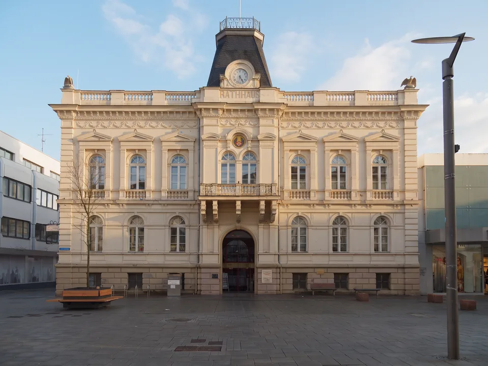 Das Alte Rathaus in Iserlohn im Stil der Neurenaissance mit Uhrtürmchen und Balkon über dem Portal