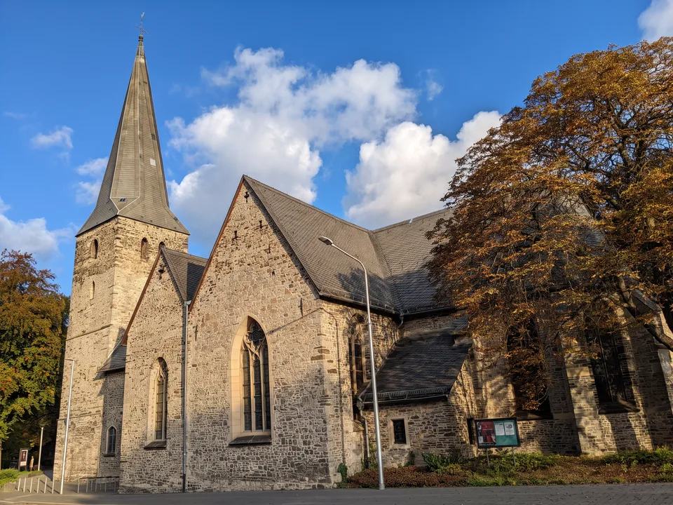 Die Bauernkirche St. Pankratius aus Bruchstein mit spitzem Schieferturm in Iserlohn