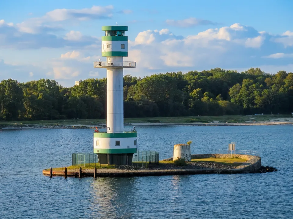 Grün-weißer Leuchtturm Friedrichsort auf seiner kleinen Insel in der Kieler Förde