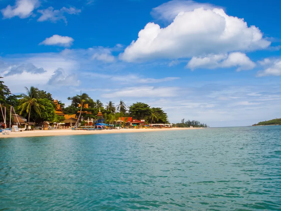 Chaweng Beach auf Ko Samui vom Meer aus gesehen, mit weißem Sandstrand, Palmen und türkisem Wasser