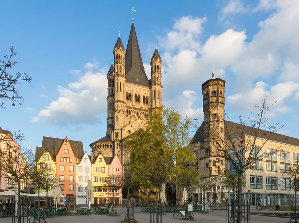 Romanische Kirche Groß St. Martin mit Vierungsturm hinter den bunten Giebelhäusern am Fischmarkt