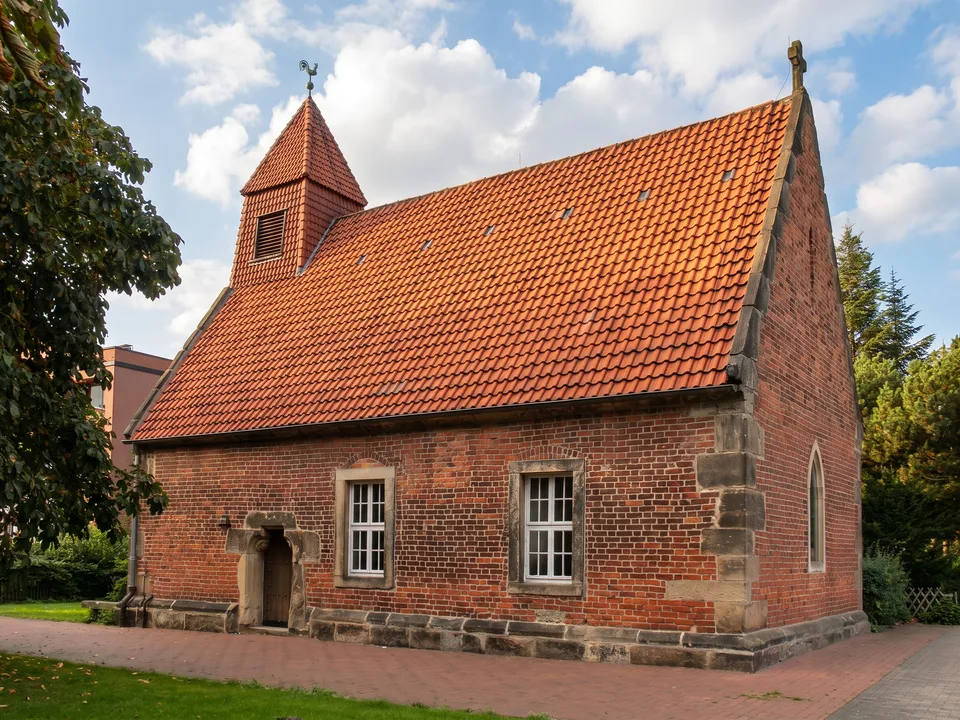 Die kleine gotische Backsteinkapelle in Alt-Laatzen mit rotem Ziegeldach und Dachreiter