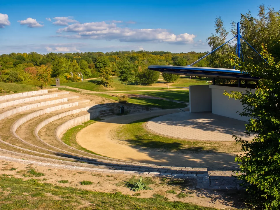 Das Amphitheater mit Bühne und blauem Dach im Park der Sinne in Laatzen