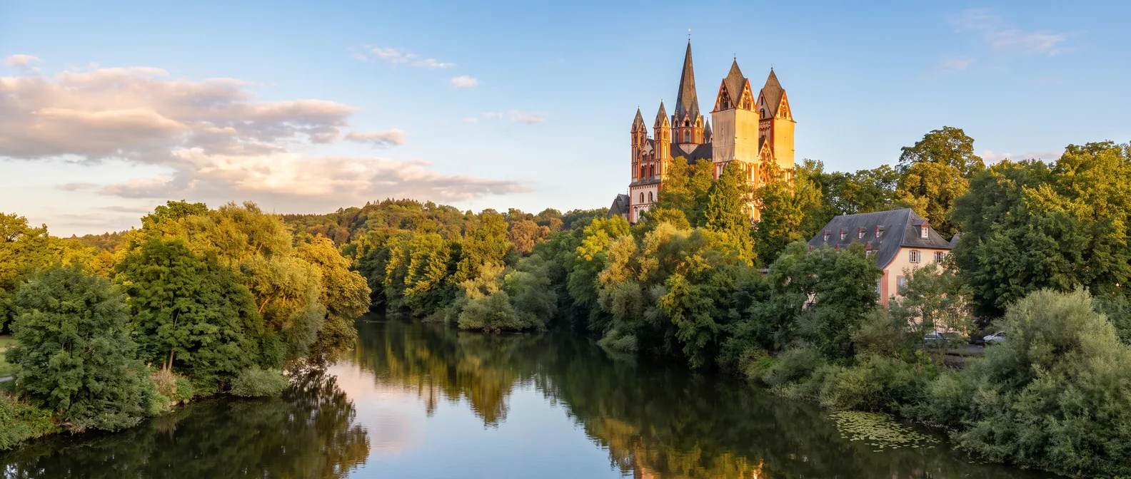 Limburger Dom mit seinen sieben Türmen auf dem Felsen über der Lahn, die den Dom spiegelt
