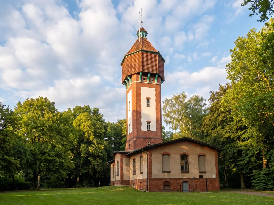 Der historische Wasserturm aus rotem Backstein im Stadtpark Langenhagen