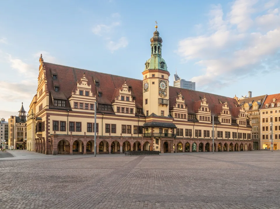 Das Alte Rathaus am Leipziger Markt mit Renaissance-Giebeln, Arkaden und Turm mit grüner Haube