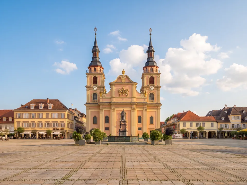 Der barocke Marktplatz in Ludwigsburg mit der doppeltürmigen evangelischen Stadtkirche und Arkadenhäusern