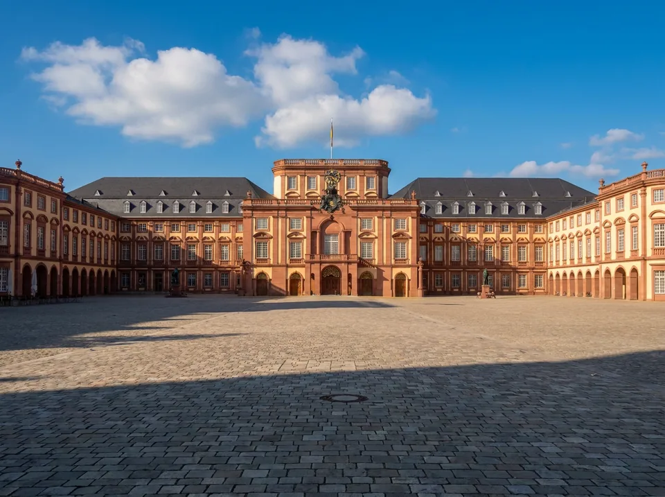 Der Ehrenhof des Mannheimer Barockschlosses mit rotem Sandstein im Sonnenlicht