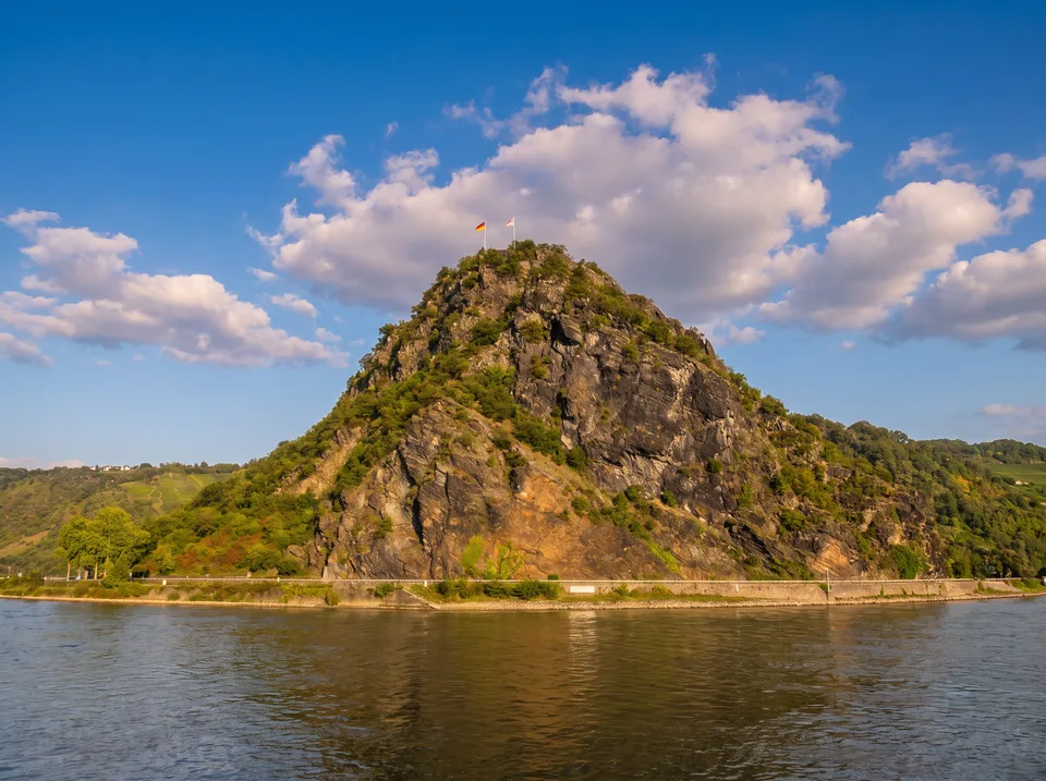 Loreley-Felsen mit steiler Schieferwand über dem Rhein bei Sankt Goarshausen