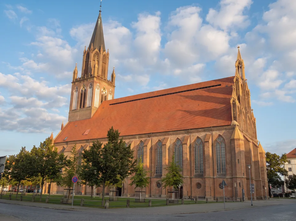 Konzertkirche St. Marien in Neubrandenburg mit hohem Backsteinturm und verziertem Ostgiebel