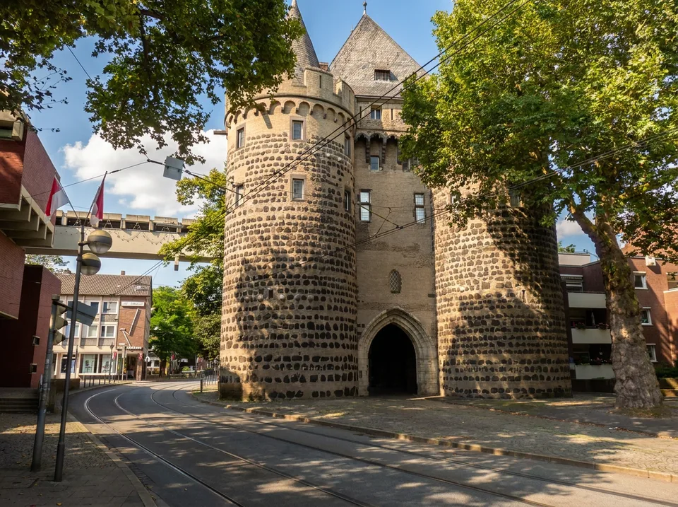 Das mittelalterliche Obertor in Neuss mit zwei runden Basalttürmen und spitzbogiger Durchfahrt