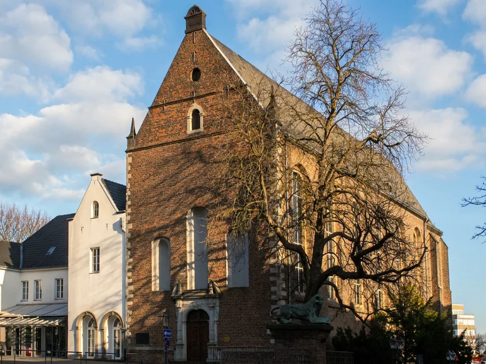 Backsteinbau des Zeughauses in Neuss mit hohem Giebel unter blauem Himmel