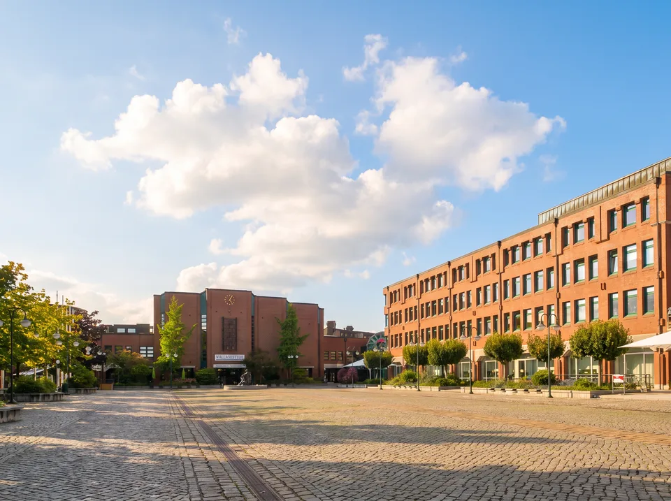Rathausmarkt in Norderstedt-Mitte mit dem langgestreckten Backstein-Rathaus unter blauem Himmel