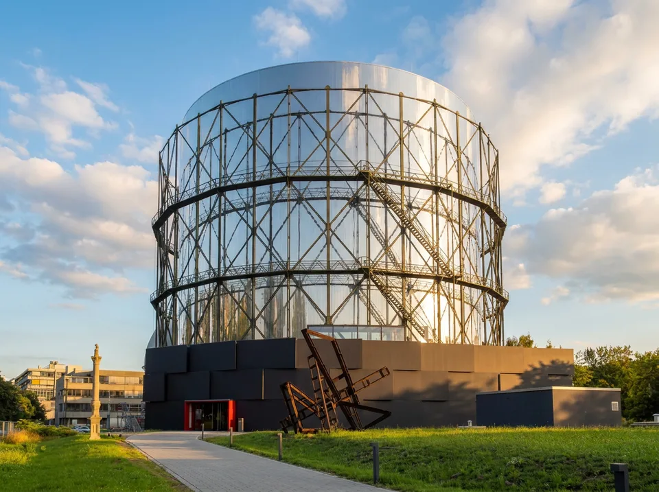 Der denkmalgeschützte Gasometer Pforzheim mit stählernem Führungsgerüst vor blauem Himmel