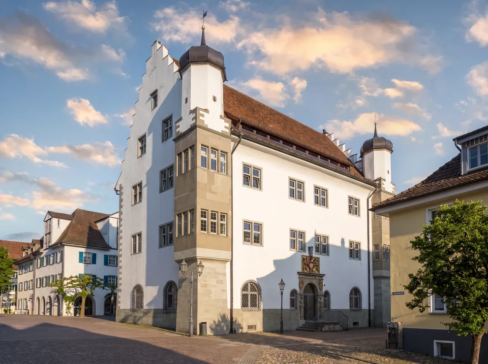 Das weiße Österreichische Schlösschen in Radolfzell mit Treppengiebel, steinernem Erker und Ecktürmchen mit Zwiebelhauben