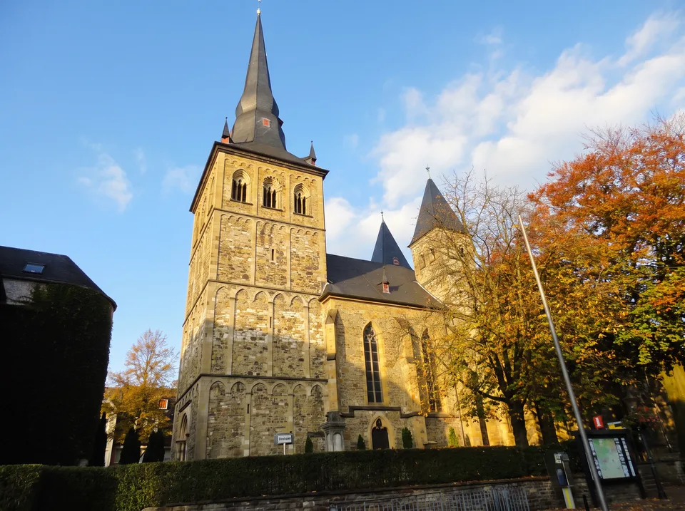 Pfarrkirche St. Peter und Paul in Ratingen mit romanischem Westturm und spitzem Schieferhelm