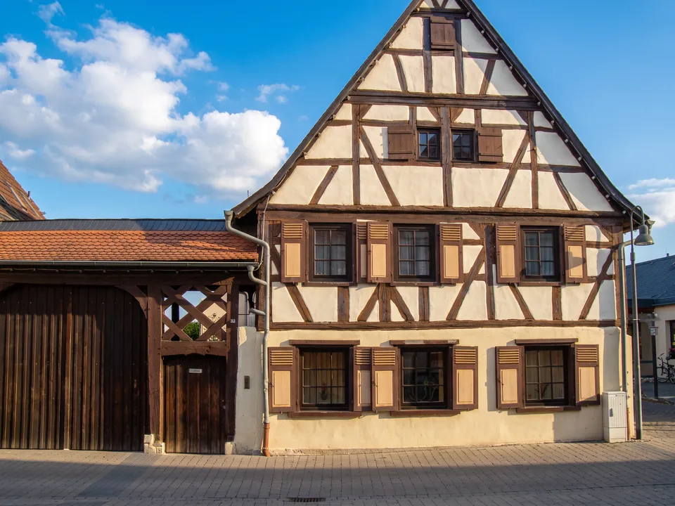 Restauriertes Fachwerkhaus mit Holzläden und Hoftor in Rodgau