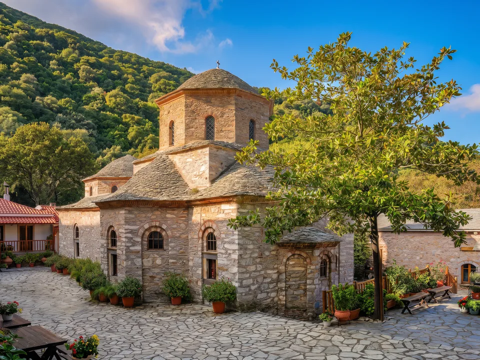 Die byzantinische Klosterkirche des Klosters Evangelistria auf Skiathos mit Steinkuppel und Innenhof