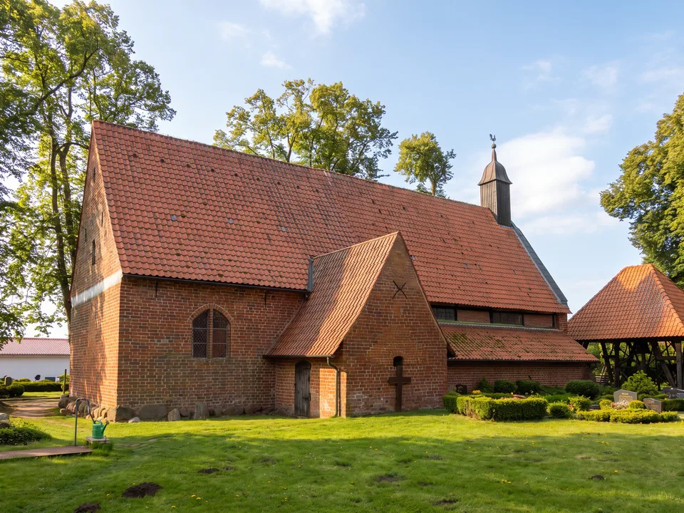 Backsteinkirche St. Marien in Waase auf Ummanz mit rotem Ziegeldach und kleinem Dachreiter