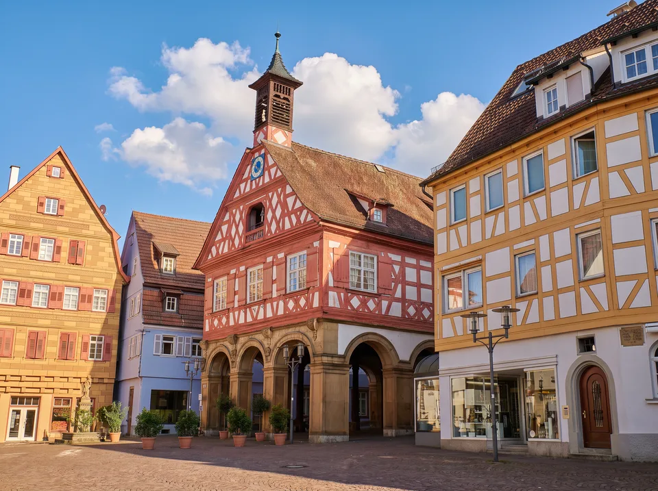 Altes Rathaus auf dem Marktplatz in Waiblingen mit rotem Fachwerk, Uhrtürmchen und offenen Arkaden