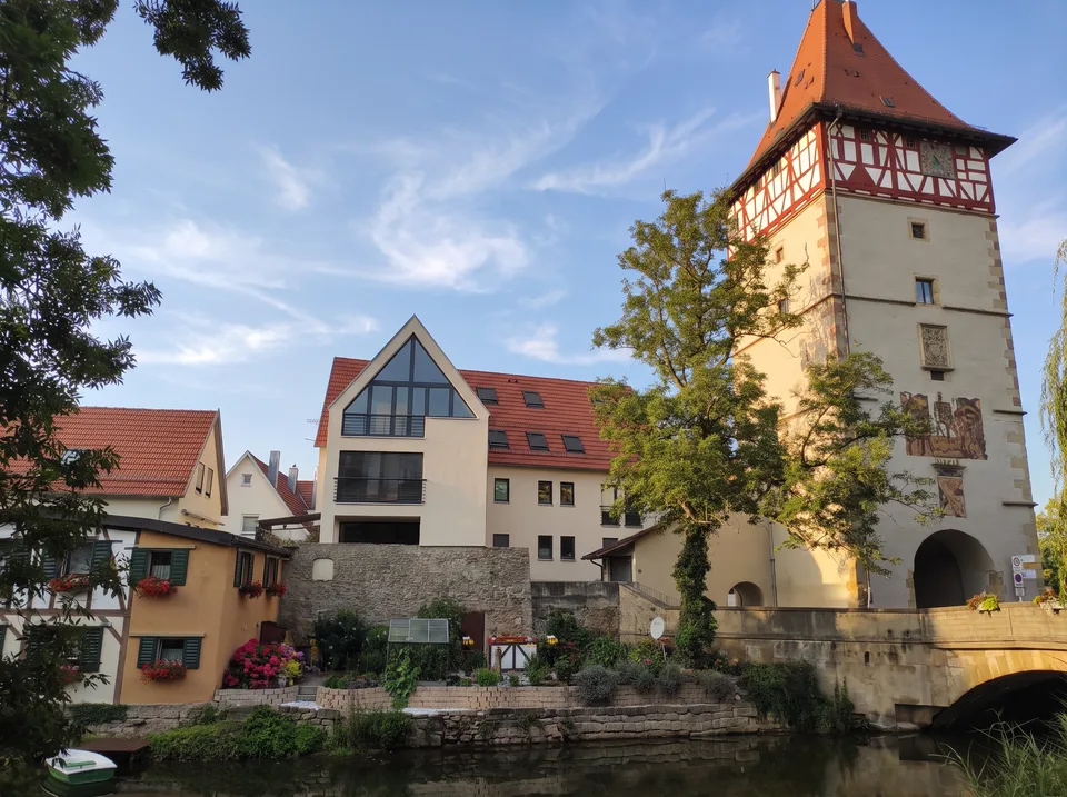 Beinsteiner Torturm in Waiblingen mit Fachwerkgeschoss, Sgraffito und Steinbrücke über die Rems im Abendlicht