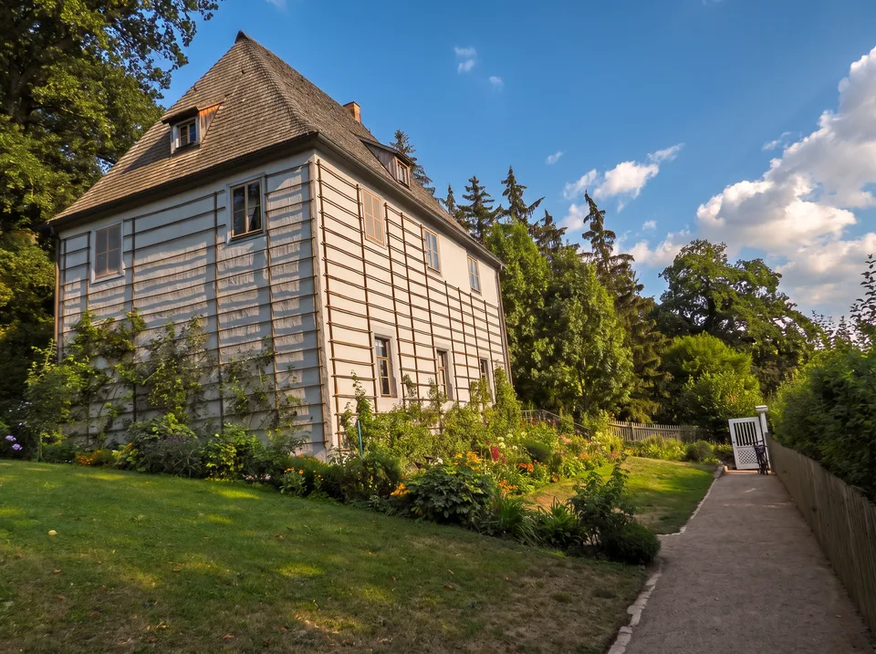 Goethes Gartenhaus im Park an der Ilm in Weimar mit steilem Walmdach und blühendem Garten