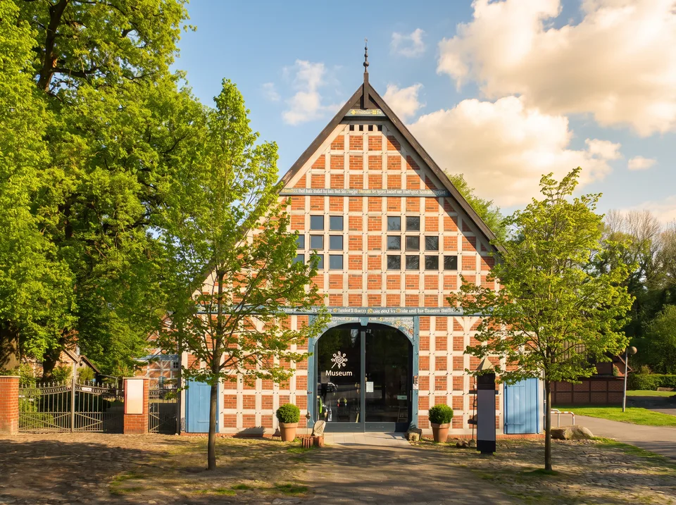 Fachwerkgiebel des Wendlandhofs im Rundlingsmuseum Lübeln mit Backsteinausfachung und blauen Türen