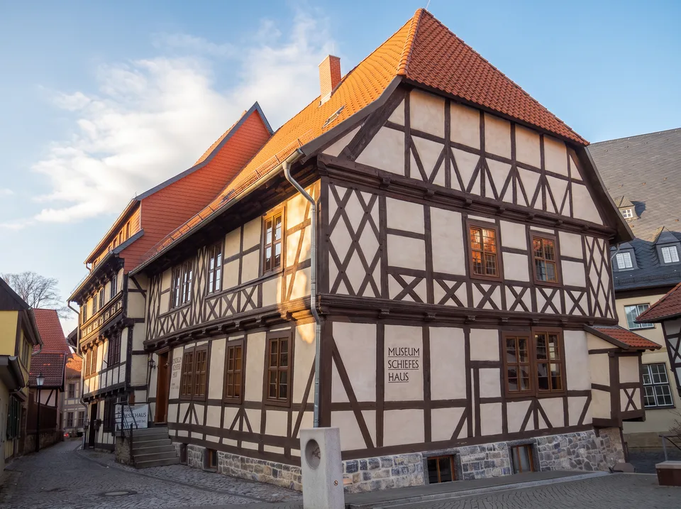 Das Schiefe Haus in Wernigerode, ein geneigtes Fachwerkhaus mit rotem Ziegeldach in der Altstadt