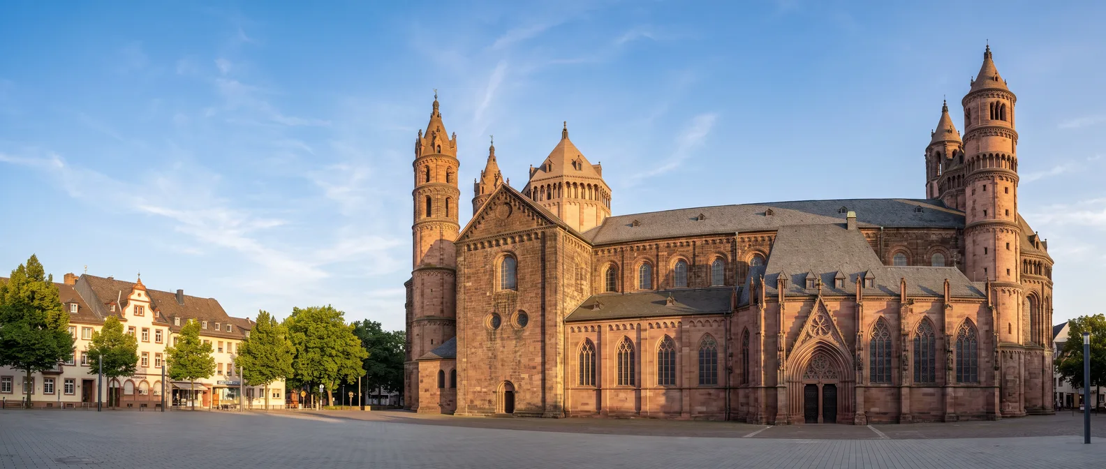 Der romanische Wormser Dom St. Peter aus rotem Sandstein mit seinen runden Türmen im goldenen Abendlicht