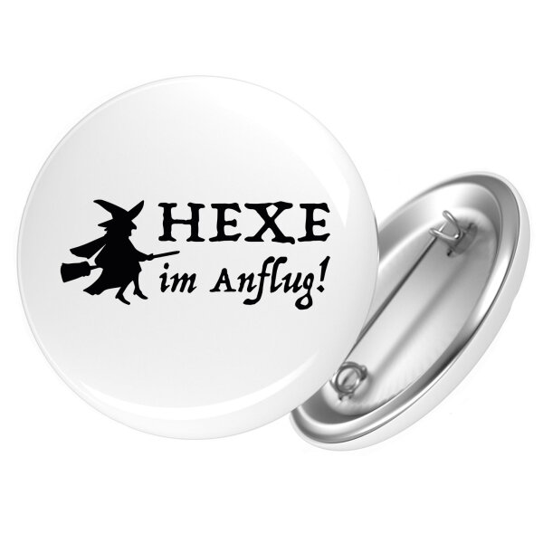 Button Hexe im Anflug
