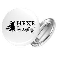 Button Hexe im Anflug