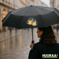 Regenschirm Bierkrüge anstoßen...